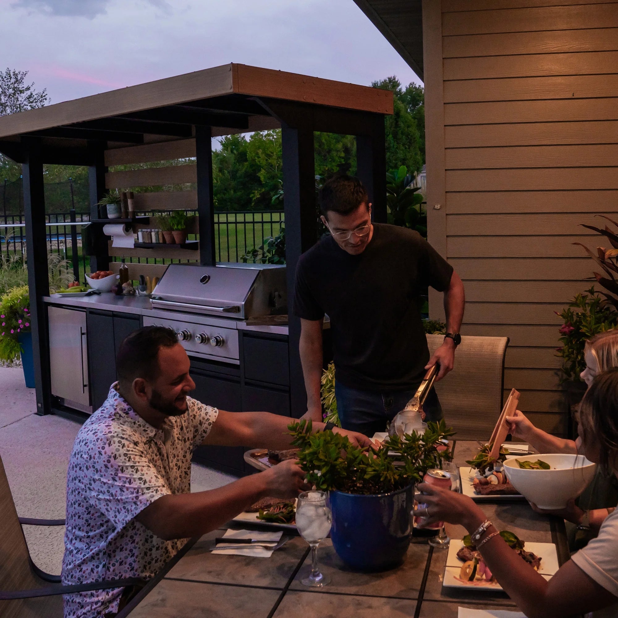 Fusion Flame 5-Burner Black Outdoor Kitchen Grill - Elevate Your BBQ Experience!
